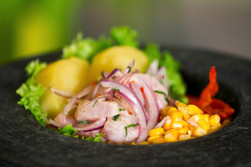 Ceviche-de-Pescado-com-cubos-de-peixe-branco-marinados-em-leite-de-tigre...